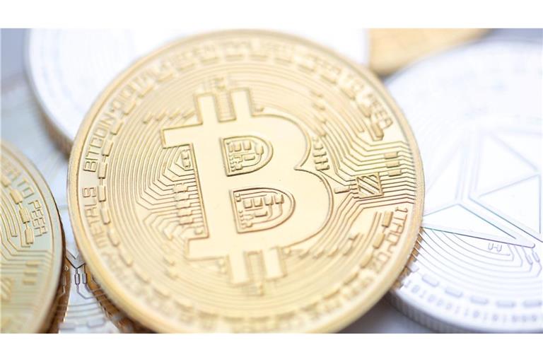 Bitcoin- (M.) und Ethereum-Münzen.