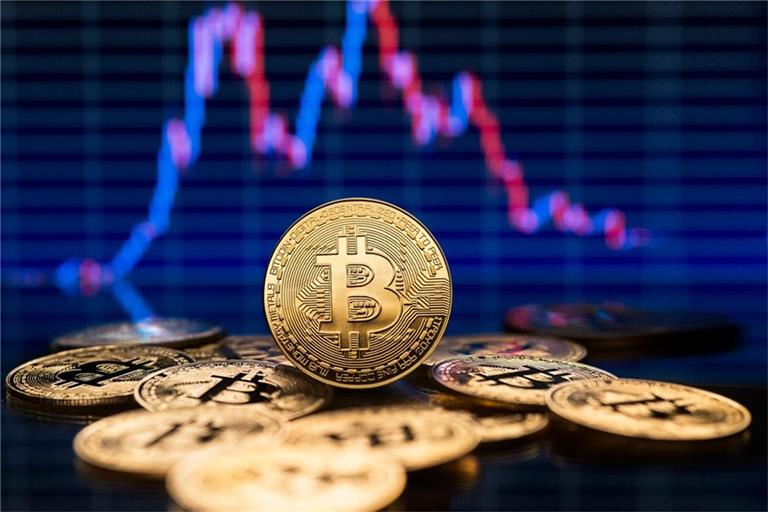 Bitcoin stürzt unter 96.000 Euro. Marktangst, SEC-Signale & Trumps H-1B-Schock treiben Anleger in die Unsicherheit.