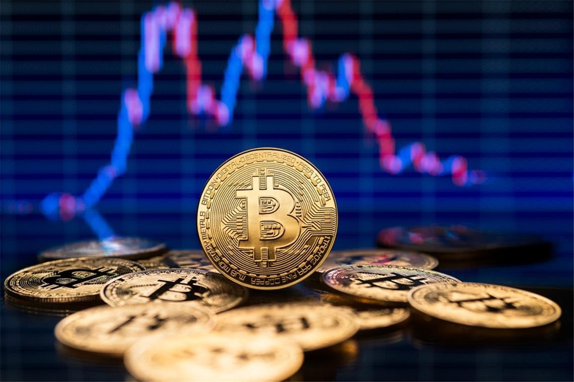 Warum fällt der Bitcoin? - Aktuelle Gründe im Überblick Bitcoin stürzt unter 96.000 Euro. Marktangst, SEC-Signale & Trumps H-1B-Schock treiben Anleger in die Unsicherheit.