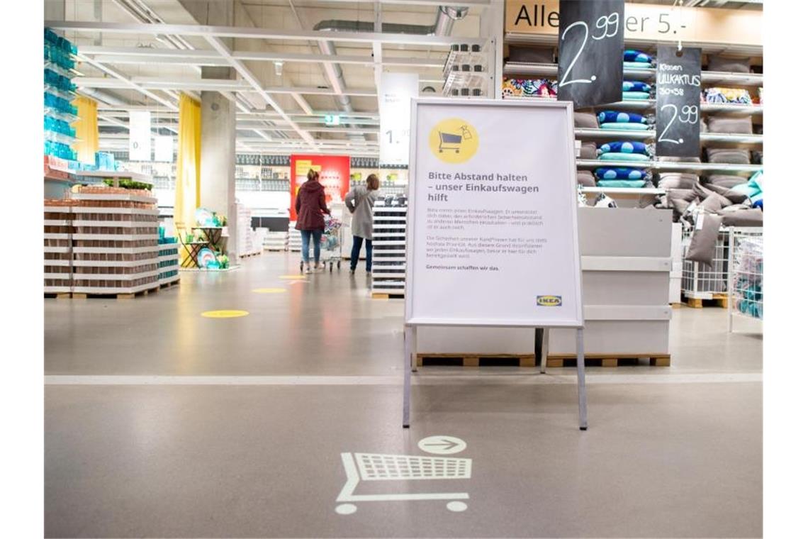 „Bitte Abstand halten - unser Einkaufswagen hilft“ steht im Einrichtungshaus IKEA-Magdeburg auf einem Schild. Foto: Klaus-Dietmar Gabbert/dpa-Zentralbild/ZB
