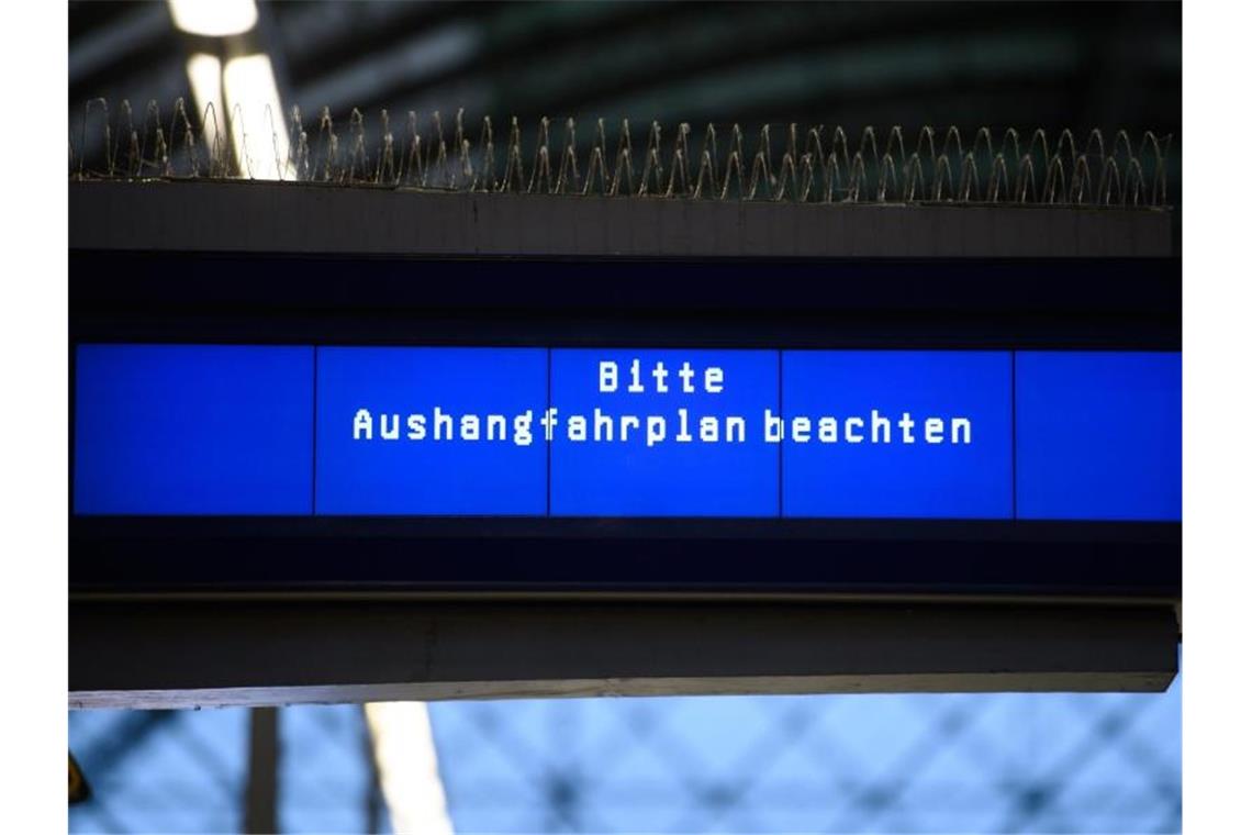 Ende des Streiks in Sicht: Bahn will schnellen Normalbetrieb „Bitte Aushangfahrplan beachten“ ist auf einer Anzeigetafel im Dresdener Hauptbahnhof zu lesen. Foto: Robert Michael/dpa-Zentralbild/dpa