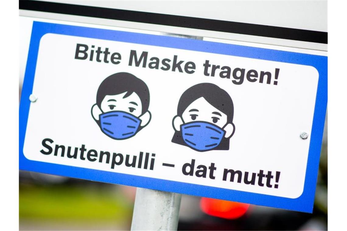 „Bitte Maske tragen! Snutenpulli - dat mutt!“: Hinweisschild im niedersächsischen Dangast. Foto: Hauke-Christian Dittrich/dpa