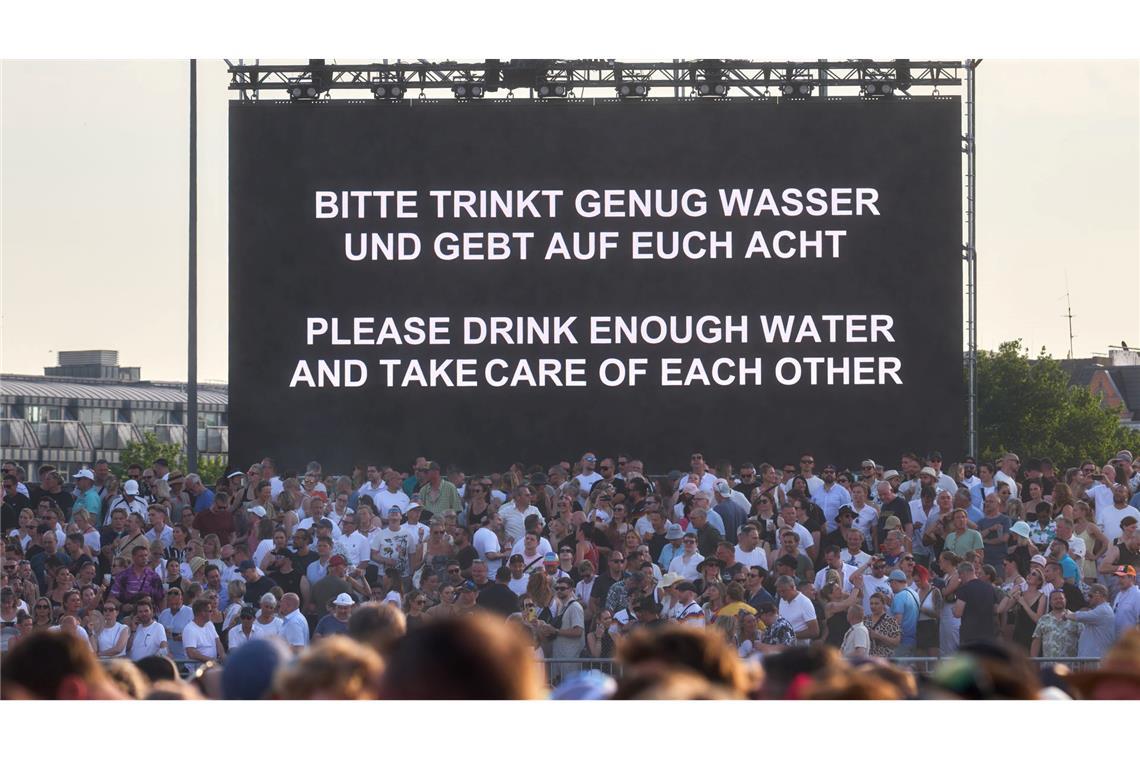 "Bitte trinkt genug Wasser und gebt auf Euch Acht" steht bei hochsommerlichen Temperaturen auf einer Leinwand bei einem Konzert von Techno-Star Paul Kalkbrenner auf dem Heiligengeistfeld in Hamburg.