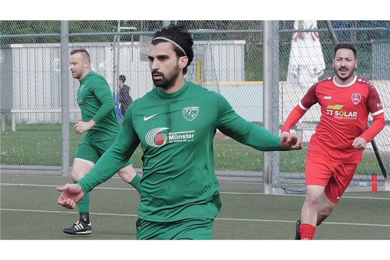Bitter für den TSV Münster: Dem Abwehrroutinier Ismet Alkan (vorne) droht eine längere Pause.