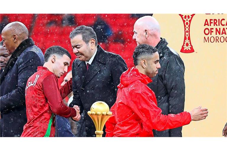 Bittere Pille: Der unterlegene VfB-Profi Bilal El Khannouss (li.) muss vor der Siegerehrung am Siegerpokal vorbei.