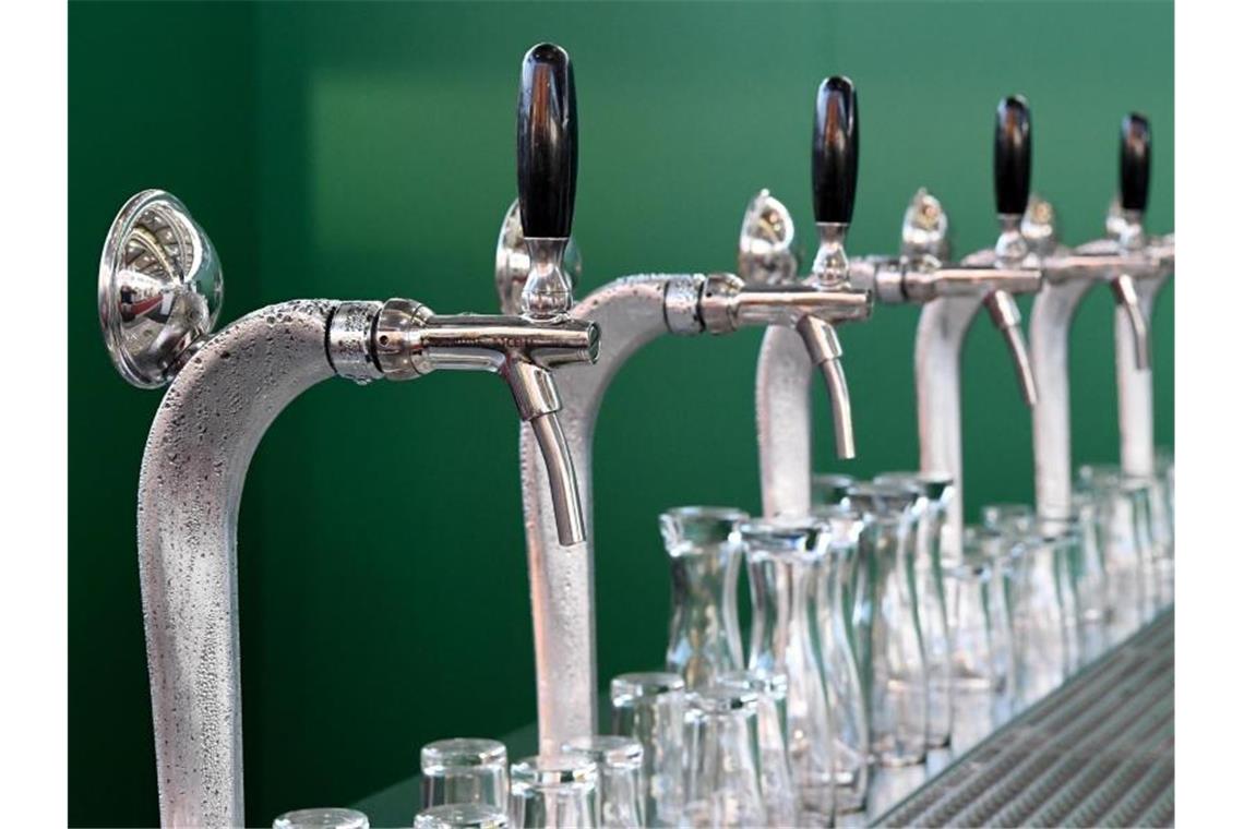 Die bittere Stunde der Brauer: Bier in den Gully schütten Bittere Stunde der Brauer: Bier landet im Gully. Foto: Carsten Rehder/dpa