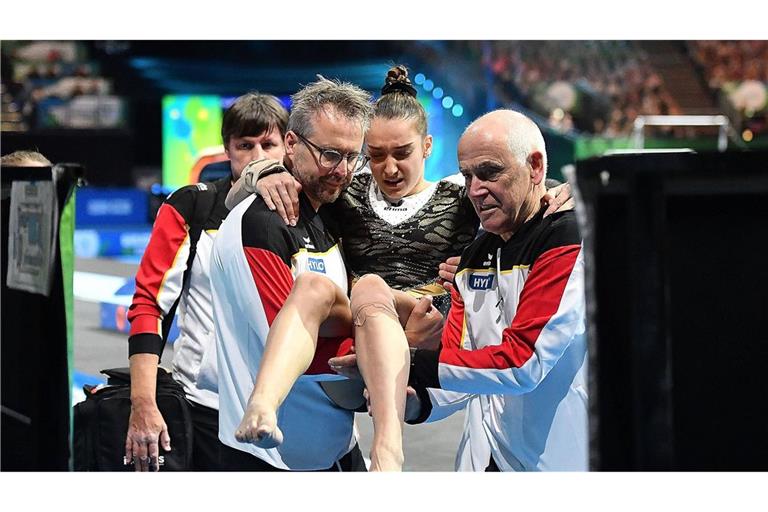 Bitterer Moment: Helen Kevric musste bei der Turn-EM verletzt aus der Halle getragen werden.
