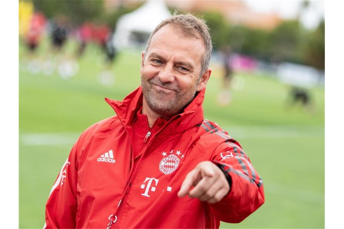 Bittet sein Team wieder zum Training: Bayern-Coach Hansi Flick. Foto: Matthias Balk/dpa