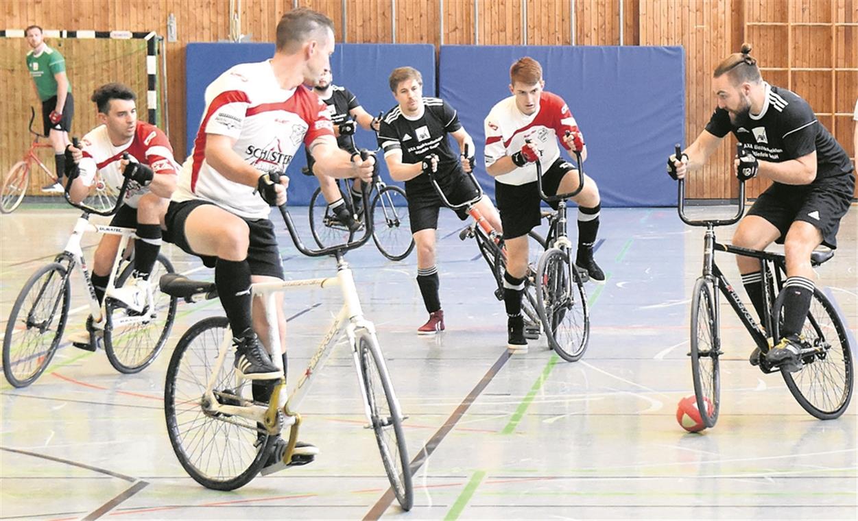 Björn Bootsmann (rechts) überzeugte mit den Fünferradballern des RSV Waldrems beim Heimspieltag in der Karl-Euerle-Halle. Foto: T. Sellmaier