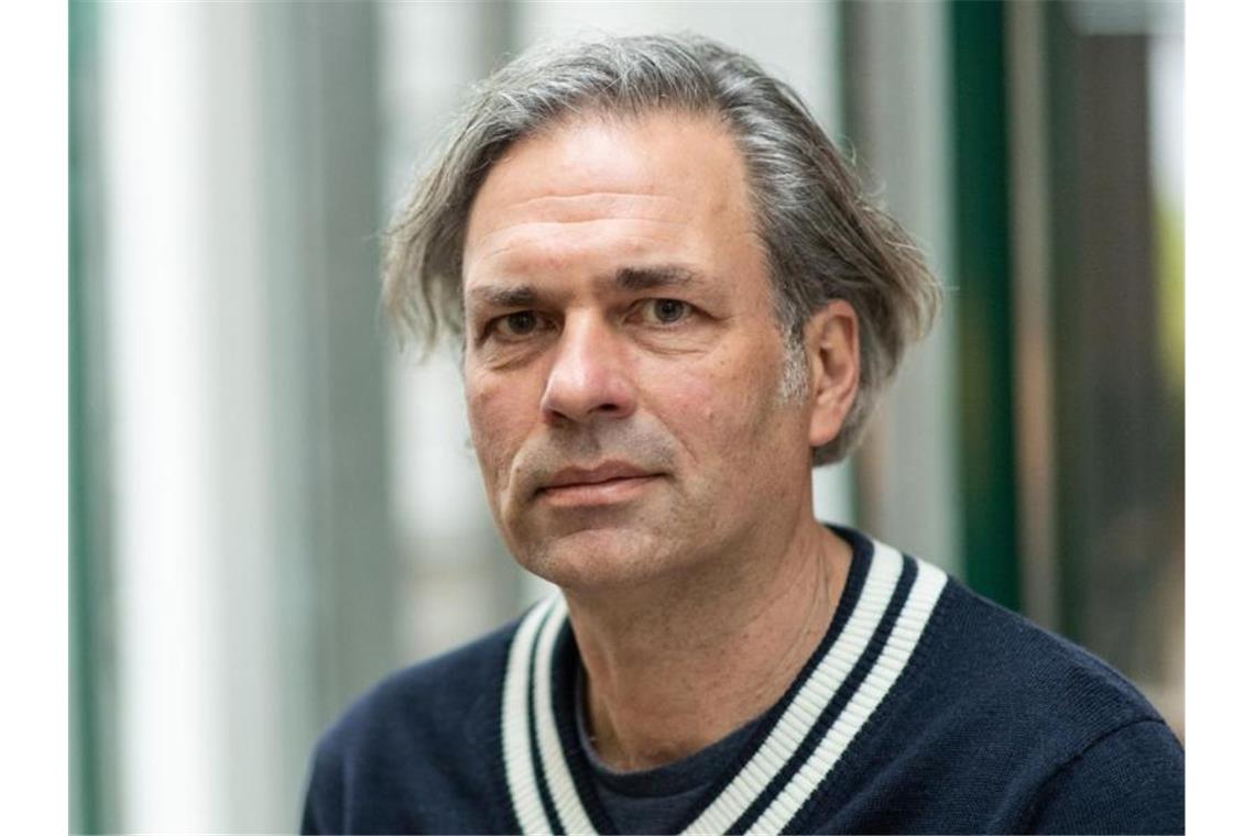 Björn Gottstein, künstlerischer Leiter der Donaueschinger Musiktage, sitzt in einem Cafe. Foto: Patrick Seeger/dpa/Archivbild