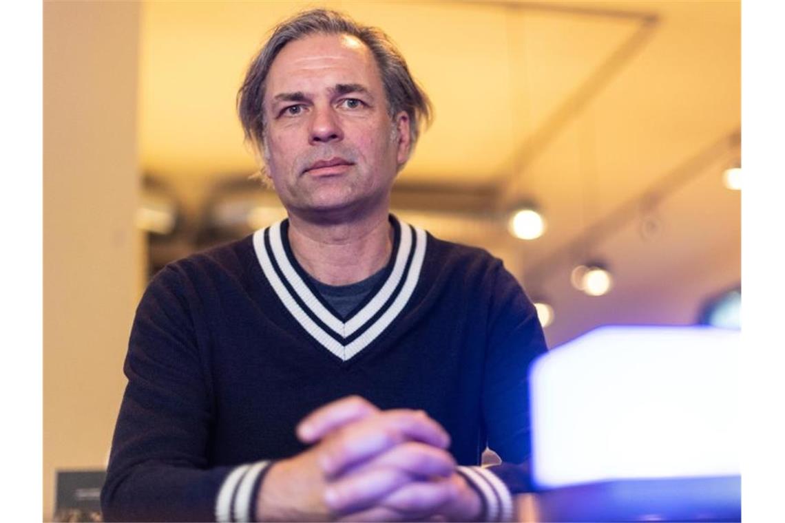 Björn Gottstein, künstlerischer Leiter der Donaueschinger Musiktage, sitzt in einem Cafe. Foto: Patrick Seeger/dpa
