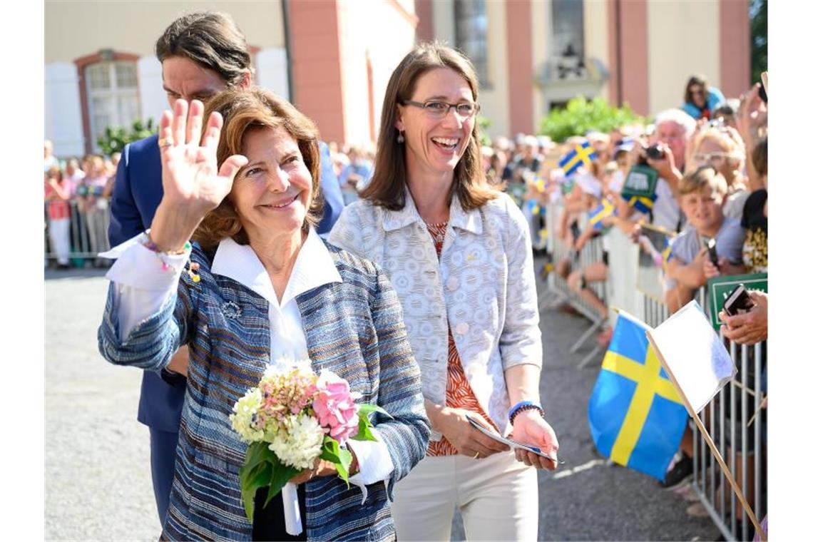 Björn Graf Bernadotte (l-r), Ko¨nigin Silvia von Schweden und Bettina Gräfin Bernadotte auf der Blumeninsel Mainau. Foto: Sebastian Gollnow