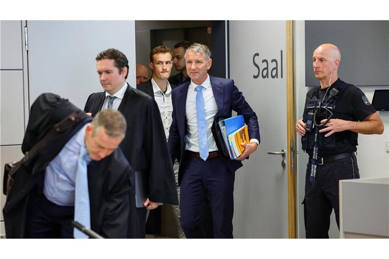 Björn Höcke (AfD, 2. von rechts) betritt am Tag seines Prozesses den Gerichtssaal im Landgericht Halle.