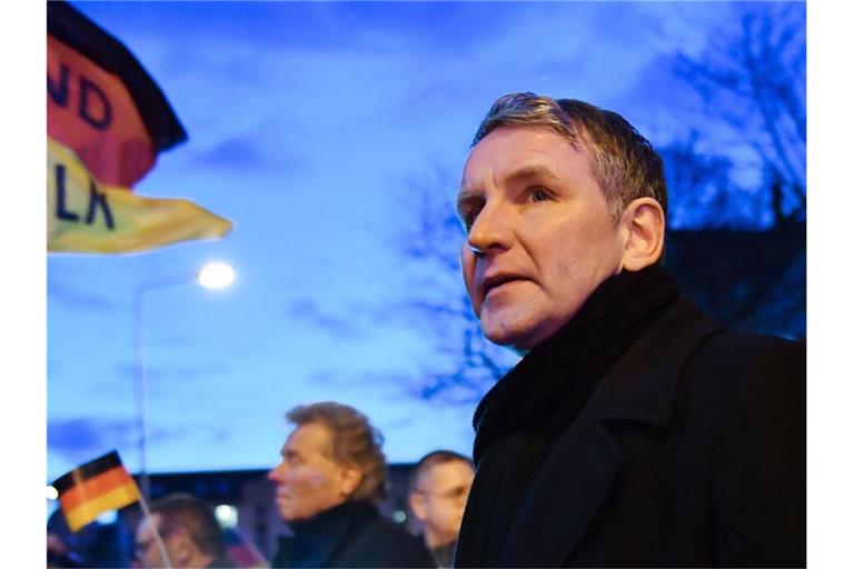 Björn Höcke, Fraktionschef der AfD im Thüringer Landtag, protestiert mit Mitgliedern und Anhängern der AfD am Thüringer Landtag. (Archivbild). Foto: Martin Schutt/dpa-Zentralbild/dpa