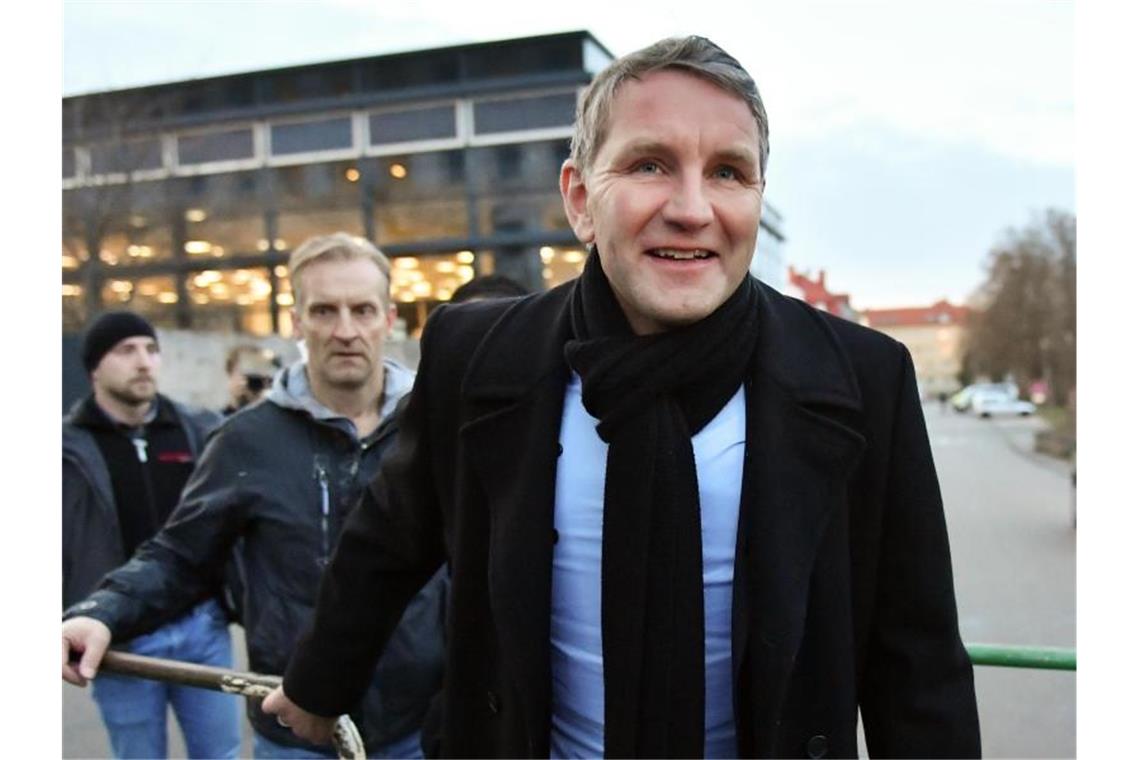 Björn Höcke, Fraktionschef der AfD im Thüringer Landtag, kommt aus dem Thüringer Landtag zu einer Demonstration gegen eine mögliche Wahl des Linke-Politikers Ramelow. Foto: Martin Schutt/dpa-Zentralbild/dpa