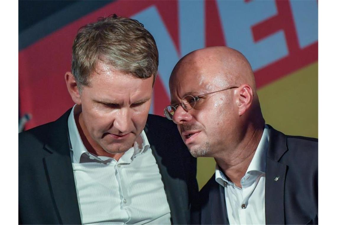 Björn Höcke (l) und Andreas Kalbitz im vergangenen Jahr während einer Wahlkampfveranstaltung. Foto: Patrick Pleul/zb/dpa