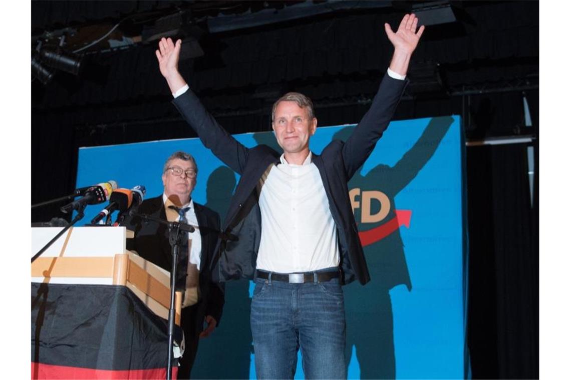 Björn Höcke (r), Vorsitzender der AfD in Thüringen, vor seiner Rede zum Wahlkampfauftakt der Partei vor der Landtagswahl in Sachsen. Foto: Sebastian Kahnert