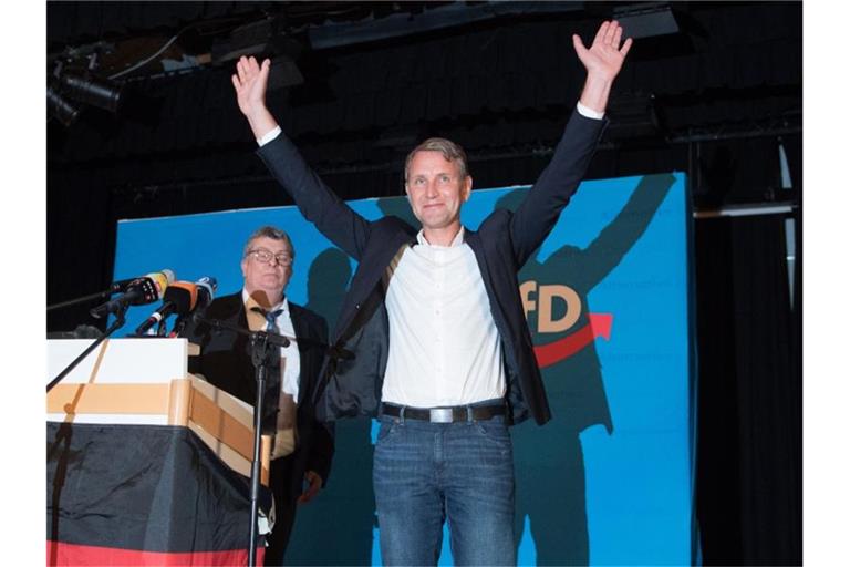 Björn Höcke (r), Vorsitzender der AfD in Thüringen, vor seiner Rede zum Wahlkampfauftakt der Partei vor der Landtagswahl in Sachsen. Foto: Sebastian Kahnert