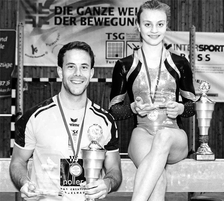 Björn Kuhn und Emely Pokorny zeigen stolz die Goldmedaillen und Siegerpokale.Foto: M. Spreter