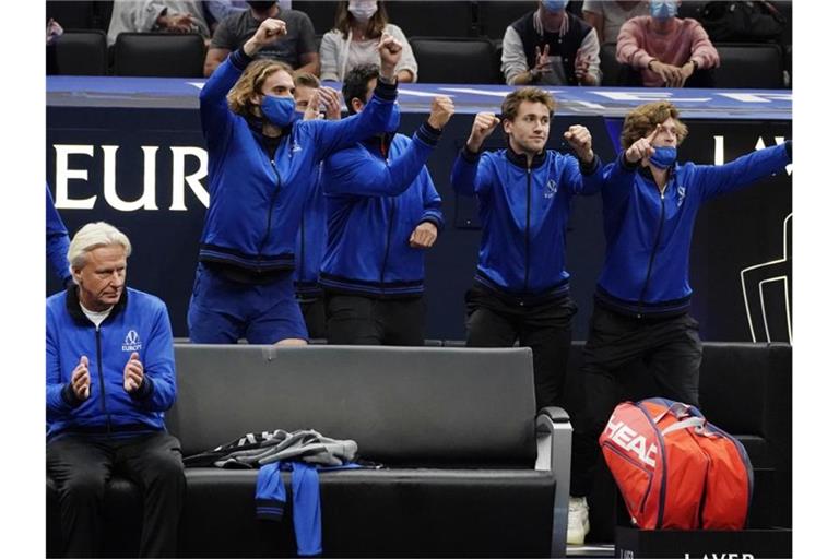 Bjorn Borg (l), Kapitän vom Team Europa, und seine Teamkollegen feiern den Sieg von Alexander Zverev über John Isner. Foto: Elise Amendola/AP/dpa