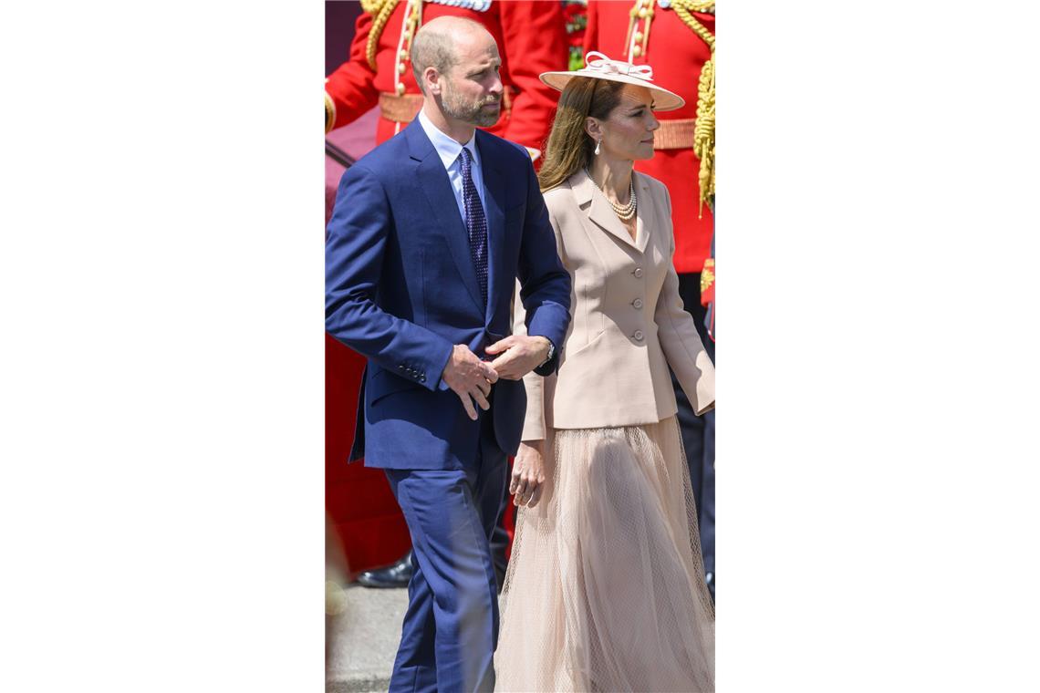 <b>Juli:</b> Royals lassen gerne ihre Kleider für sich sprechen – deshalb ist das puderrosa Ensemble aus Blazer und Tüllrock, das Prinzessin Kate beim Empfang der Macrons trägt, aus Frankreich. Genauer von einem Schwergewicht der französischen Couture: Dior. Der taillierte Blazer lässt den „New Look“ von Christian Dior aus dem 1947 wieder auferstehen.