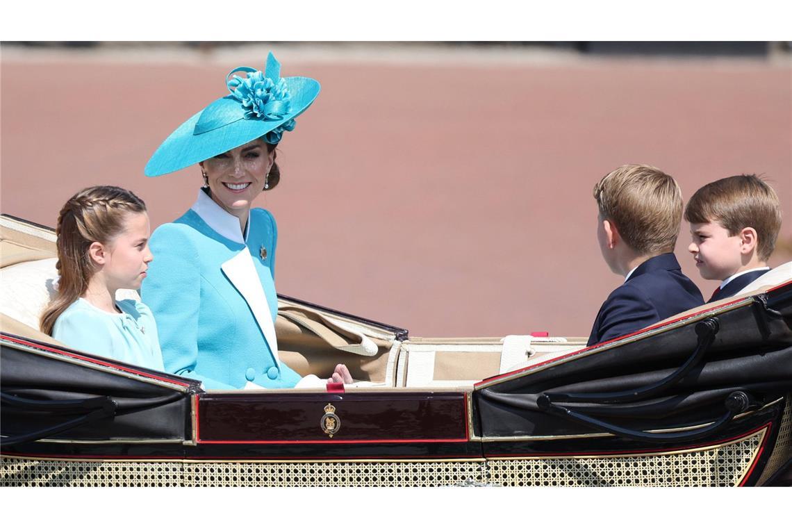 <b>Juni:</b> Türkis, Aquamarin, Cyan? Welche Farbe Prinzessin Kate bei „Trooping the Colour“,  der Geburtstagsparade für König Charles III. genau trägt, darüber könnte man streiten. Dass sie in dem Catherine-Walker-Mantelkleid mit blütenweißen Aufschlägen frisch und adrett aussieht, darüber nicht. Und dass sie ihr Outfit auf das Kleid von Prinzessin Charlotte abgestimmt hat – that’s everything, wie die Briten sagen würden.