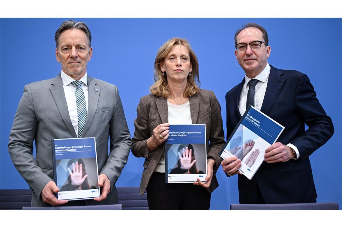 BKA-Präsident Holger Münch, Bundesfamilienministerin Karin Prien (CDU) und Bundesinnenminister Alexander Dobrindt (CSU) präsentieren in Berlin zwei Sonderauswertungen der Polizeistatistik: Ein Bundeslagebild zu häuslicher Gewalt und ein Lagebild zu Straftaten gegen Frauen.