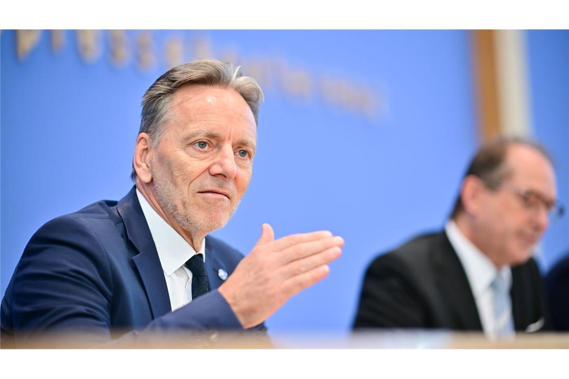 Kindesmissbrauch: "Im Netz explodiert das Risiko" BKA-Präsident Holger Münch erwartet mehr Ermittlungserfolge durch die geplante IP-Adressenspeicherung.