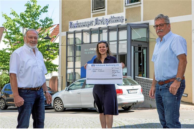 BKZ-Geschäftsführerin Brigitte Janus übergibt den Scheck über 1000 Euro für 5000 Gesamtkilometer beim BKZ-Solo-Laufcup an Ulrich Schielke (links) und Klaus Böhle von der Bürgerstiftung für den Coronahilfsfonds für die Backnanger Vereine. Foto: A. Becher