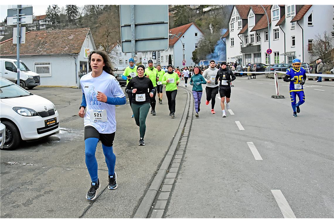 BKZ Läufer Lukas (links) in der Talstraße. Silvesterlauf in Backnang 2025. SP