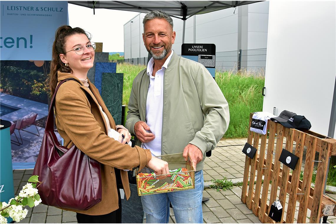 BKZ-Redakteurin Daniela Wahl zieht ein Los und bekommt süße Schokolade als Trost...