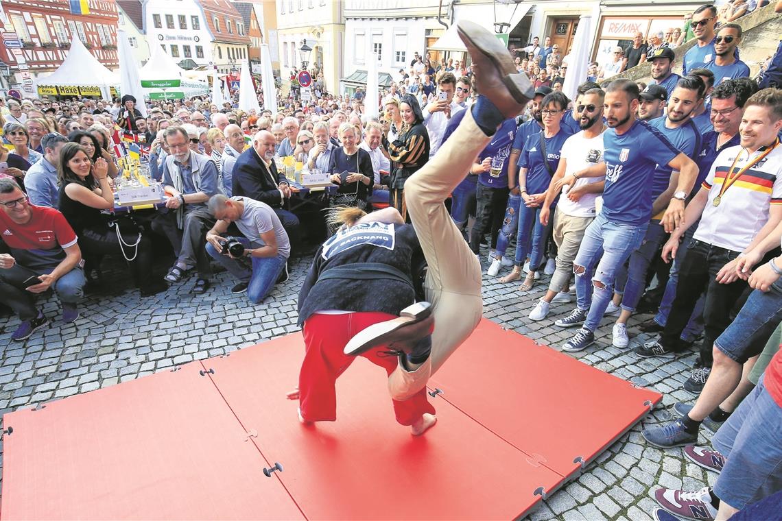 Vanessa Mai wird der Ball zugespielt BKZ-Redaktionsleiter Kornelius Fritz nimmt es mit einer Judo-Meisterin auf.