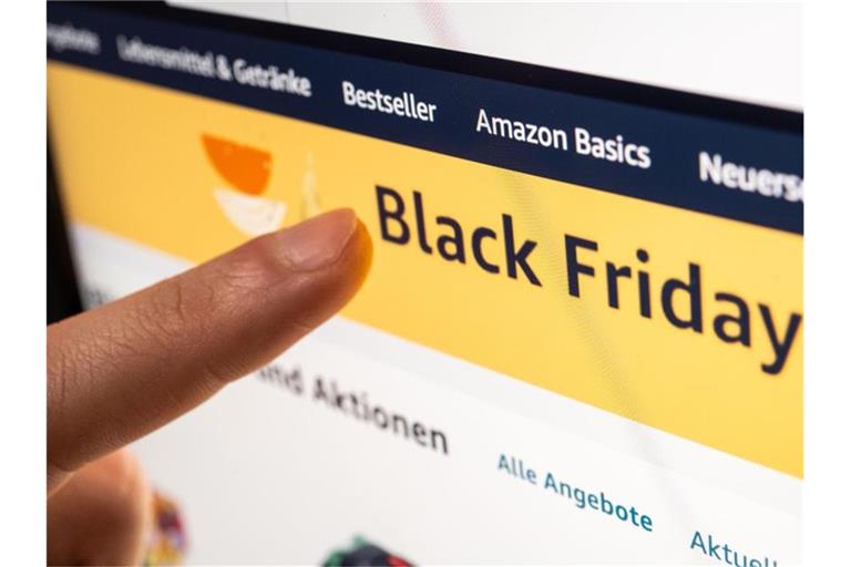 Black-Friday-Angebote im Internet. Foto: Mohssen Assanimoghaddam/dpa