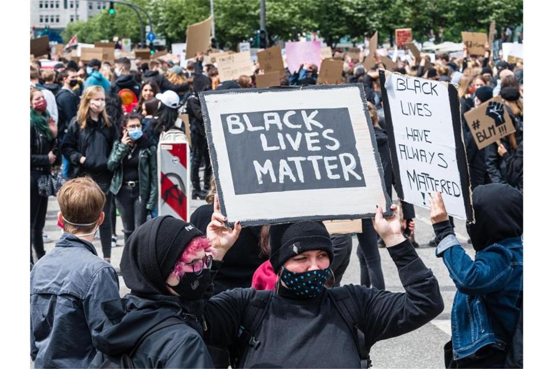 „Black Lives Matter“: Demonstranten halten in Hamburg Schilder hoch. Foto: Markus Scholz/dpa