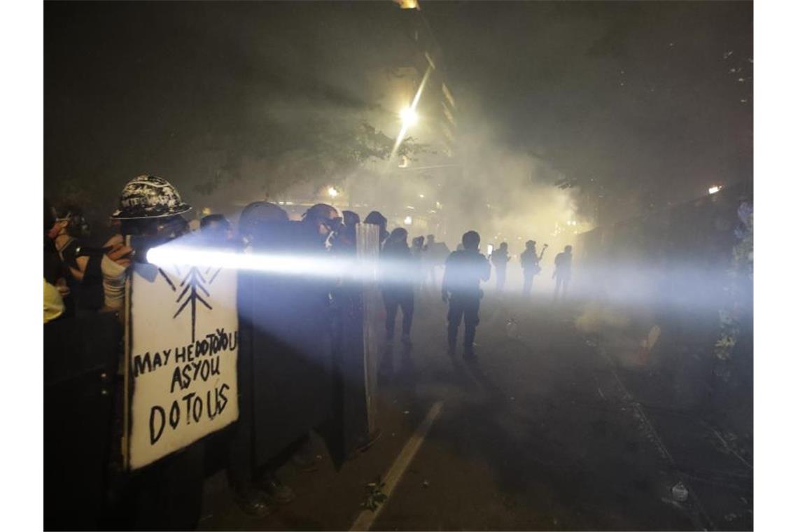 „Black Lives Matter“-Protest vor dem Bundesgericht in Portland. Foto: Marcio Jose Sanchez/AP/dpa