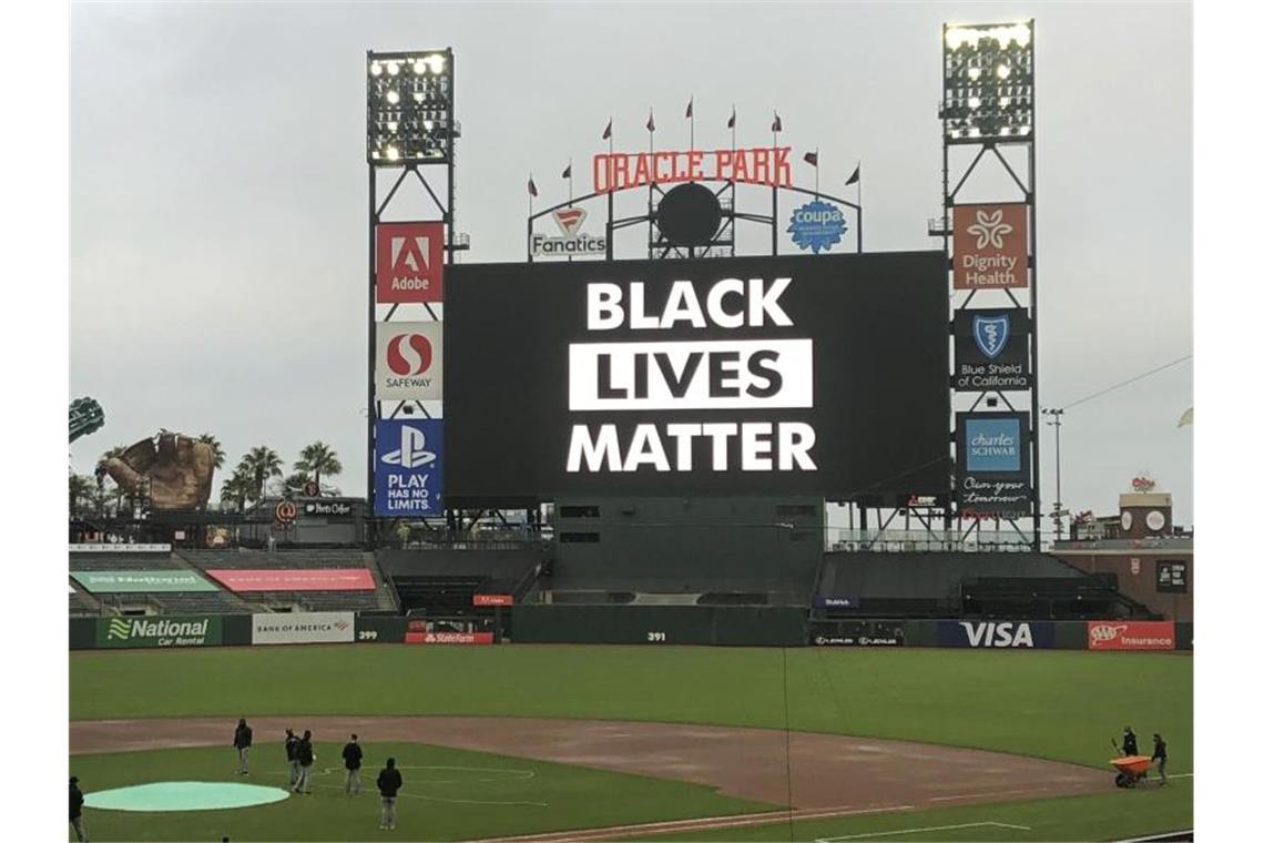 „Black Lives Matter“ steht auf der Anzeigetafel im Oracle Park, nachdem das Baseballspiel zwischen den Los Angeles Dodgers und den San Francisco Giants abgesagt wurde. Foto: Ben Margot/AP/dpa