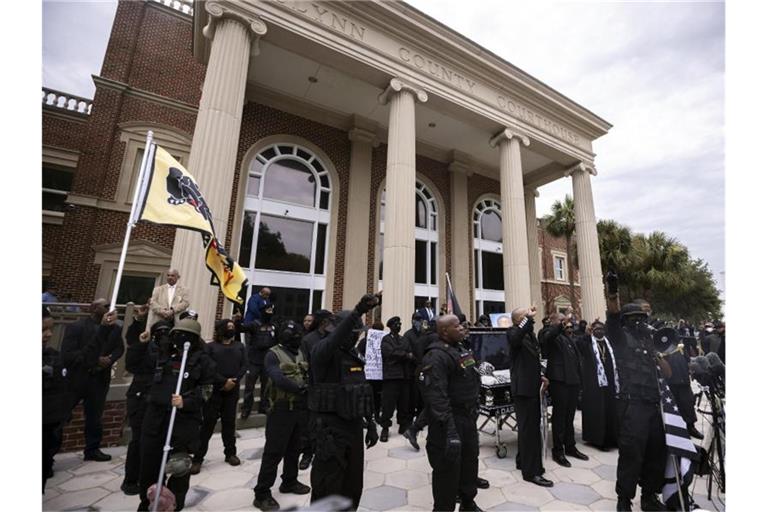 Black-Lives-Matter- und Black-Panther-Demonstranten vor dem Glynn County Courthouse in Brunswick, wo der Prozess stattfindet. Foto: Stephen B. Morton/AP/dpa