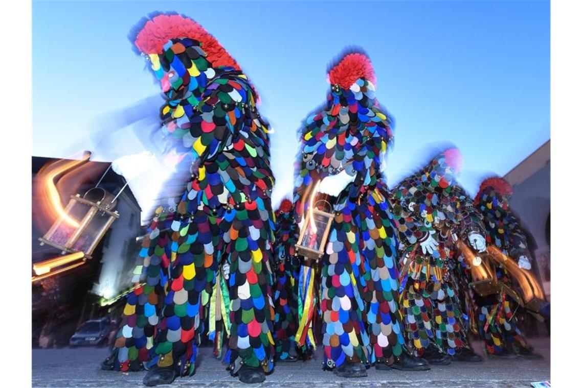 Blätzlebuebe der Konstanzer Narren tanzen am sogenannten schmutzigen Dunschtig. Foto: Felix Kästle/dpa/Archivbild