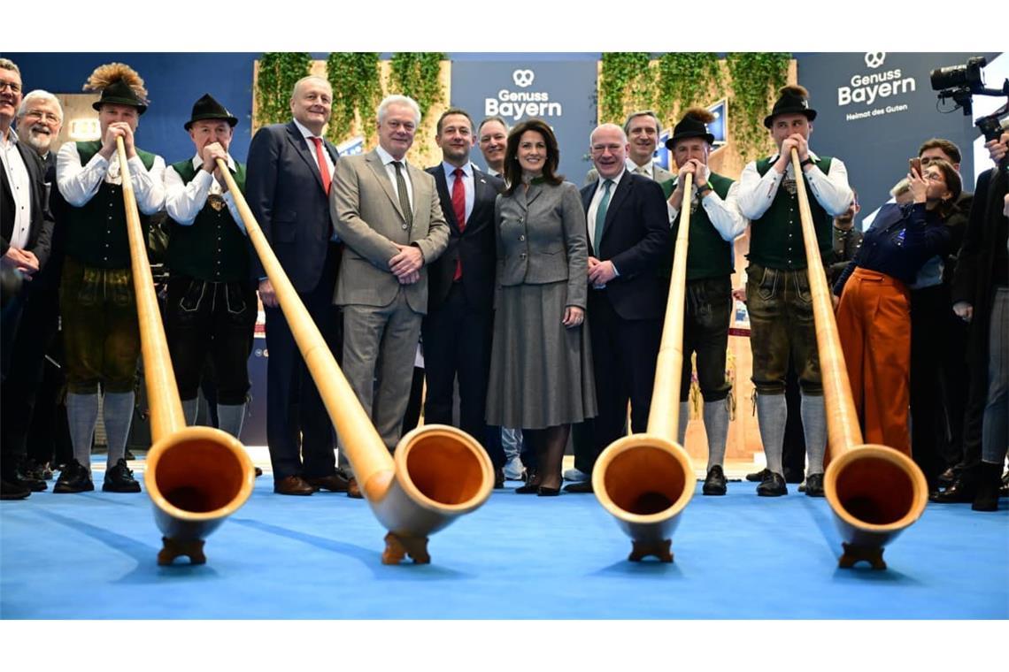 Blasen in dasselbe Horn, wenn es um die aus ihrer Sicht angemessene Hilfe für die deutsche Landwirtschaft geht: Bauernpräsident Joachim Rukwied (5.v.l.) neben Bundesagrarminister Alois Rainer (CSU).