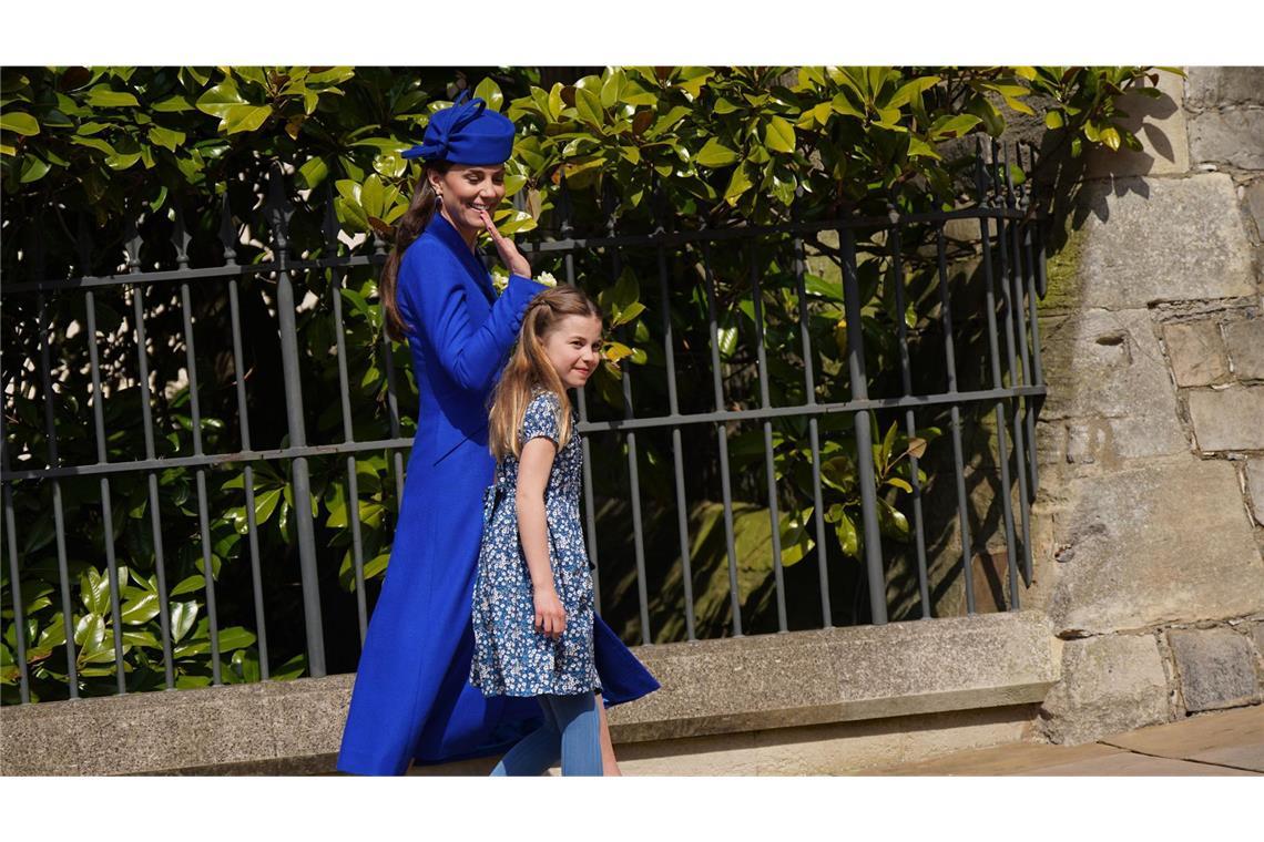 Blau in blau: Charlotte und ihre Mutter Prinzessin Kate nach dem Ostergottesdienst in Windsor.