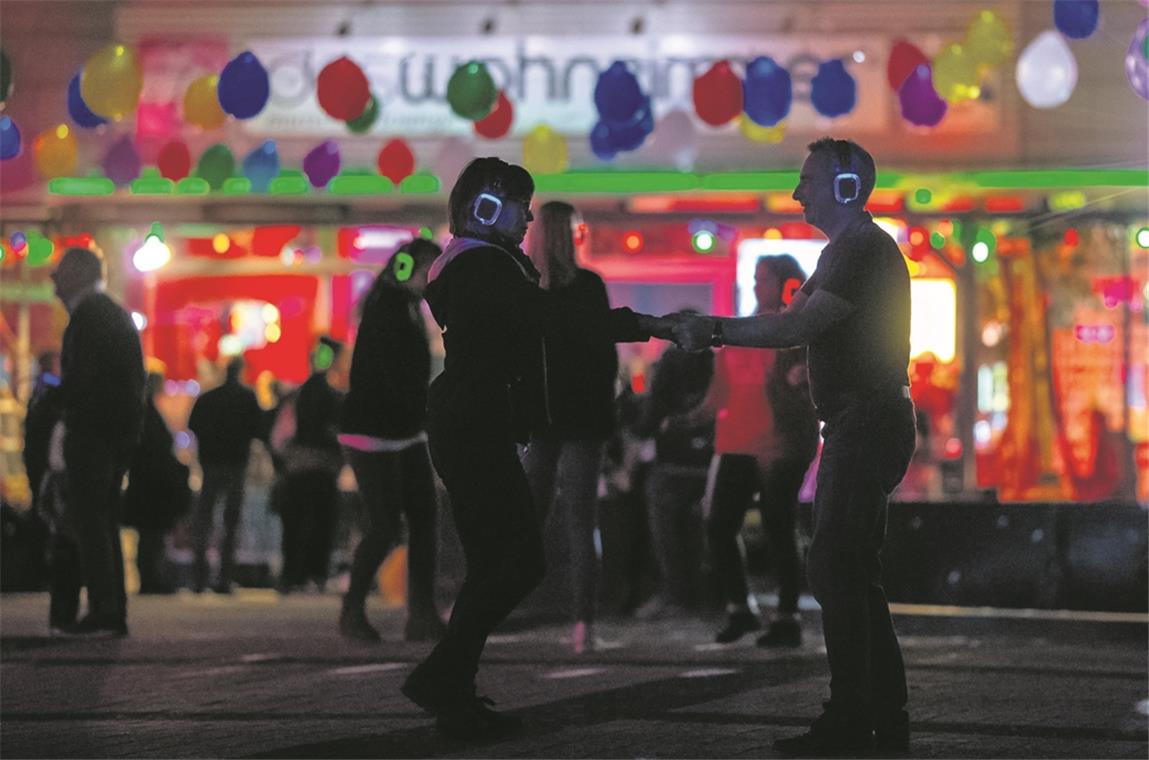 Blau, rot und grün leuchten die Kopfhörer. Getanzt werden kann alleine, zu zweit oder in der Gruppe – alles ist erlaubt. Foto: A. Becher