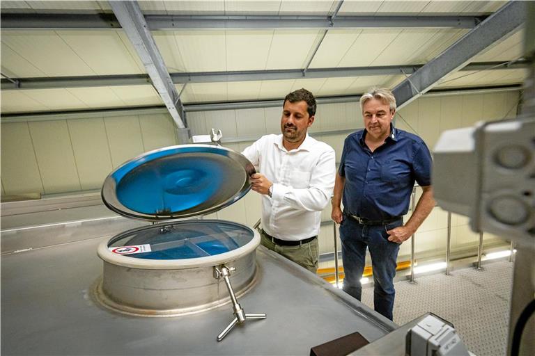 Blau schimmert das Trinkwasser in den großen Stahltanks. Stadtwerke-Geschäftsführer Thomas Steffen (links) und der technische Leiter Jörg Schröder gehören zu den wenigen Menschen, die Zutritt zum Hochbehälter haben. Fotos: Alexander Becher