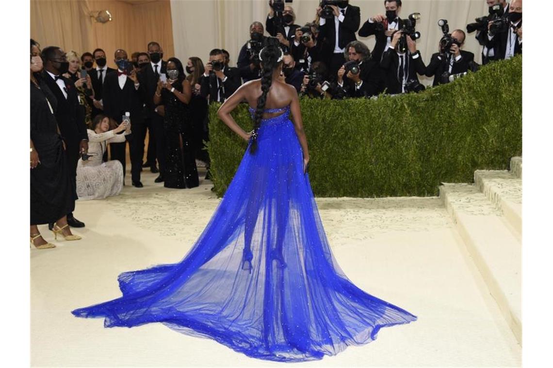 Stars feiern US-Mode bei Met-Gala in New York Blau umweht: Lyrikerin Amanda Gorman. Foto: Evan Agostini/Invision via AP/dpa