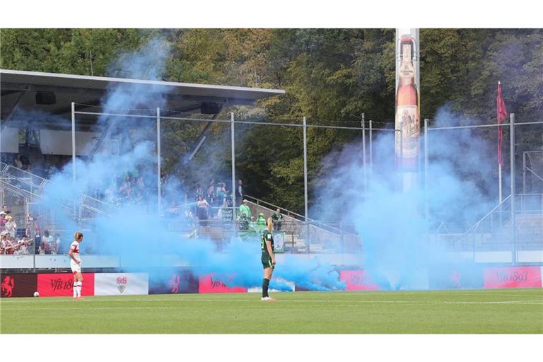 Blaue Rauchfahnen vor dem Block der Wolfsburg-Fans im Gazi-Stadion