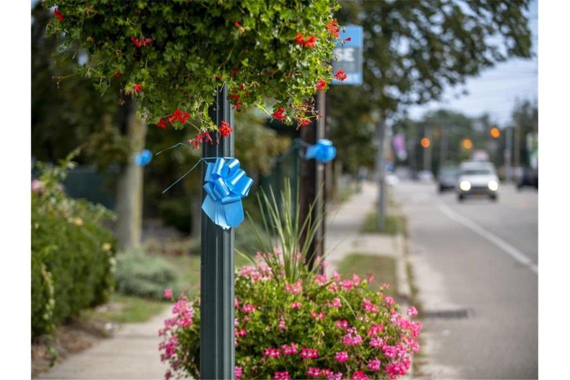 Fall Gabby Petito: Haftbefehl gegen Freund erlassen Blaue Schleifen hängen zum Gedenken an Gabby Petito in ihrer Heimatstadt Blue Point. Foto: Brittainy Newman/FR171797 AP/dpa