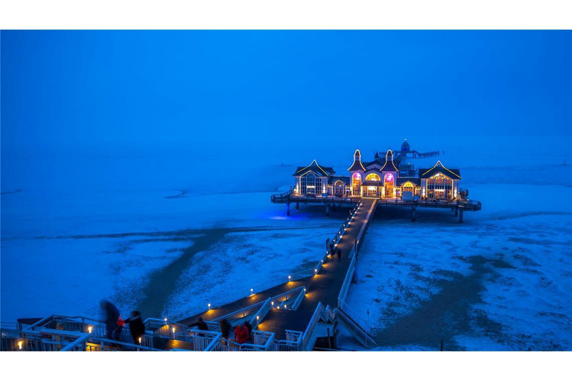 Blaue Stunde auf Eis - Seebrücke auf Rügen