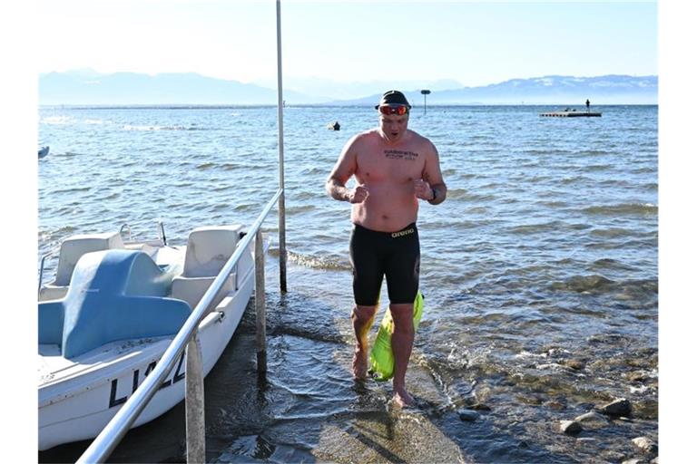 Blauer Himmel, aber eiskaltes Wasser: Der Extremschwimmer Paul Bieber hat sich am Sonntag dennoch ins Wasser gewagt. Foto: Felix Kästle/dpa