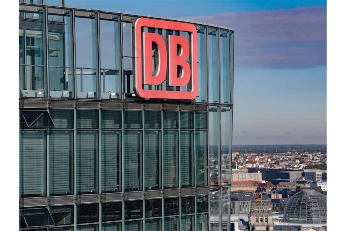 Blauer Himmel ist über der Zentrale der Deutschen Bahn (DB) am Potsdamer Platz zu sehen. Foto: Paul Zinken/dpa-Zentralbild/dpa