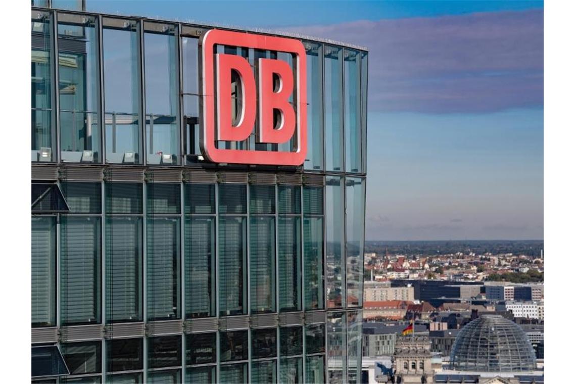 Bahn steckt Rekordsumme ins Streckennetz Blauer Himmel über der Zentrale der Deutschen Bahn (DB) am Potsdamer Platz in Berlin. Foto: Paul Zinken/dpa-Zentralbild/dpa