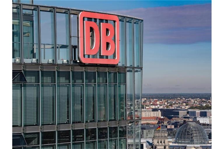 Blauer Himmel über der Zentrale der Deutschen Bahn (DB) am Potsdamer Platz in Berlin. Foto: Paul Zinken/dpa-Zentralbild/dpa